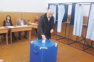 #PREZIDENȚIALE2019: Și-a anulat Adrian Țuţuianul votul? VIDEO cu cabina de vot