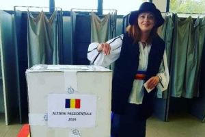 FOTO| ALEGERI PREZIDENȚIALE 2019 turul 2 Diaspora: Îmbrăcată în strai popular, o creatoare de modă din Cugir a votat la o secţie din Italia