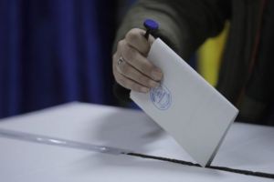 Se inchid urnele in cateva minute. Este cea mai slaba prezenta la vot in turul 2 din ultimii 30 de ani