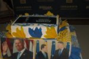 Iohannis a câştigat un nou mandat de preşedinte, potrivit exit-poll.  Rezultatul, primit cu aplauze şi tort de liberalii doljeni