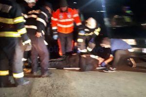 FOTO Accident neobişnuit! Un botoşănean a fost lovit de o maşină când încerca să asiste la incendiul unei case