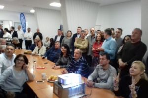 VIDEO FOTO – Veselie la PNL Sibiu. Liberalii sărbătoresc cu şampanie victoria lui Iohannis