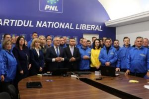 Bucurie la sediul PNL după anunţarea rezultatelor exit-poll-urilor