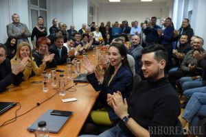 Liberalii orădeni au salutat cu aplauze, dar fără şampanie, victoria lui Iohannis. Deputatul Cupşa a spus că scorul PNL-PSD e 4-0, iar vicele Mălan că trimful obligă (FOTO / VIDEO)