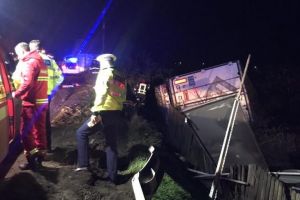 FOTO – Camion răsturnat într-o grădină pe Valea Oltului – Șofer salvat de mascaţi