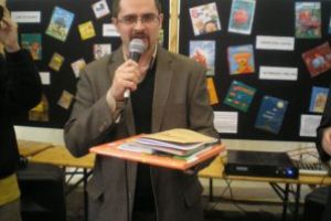 Peste 1.300 de „trusouri” oferite de Biblioteca Judeţeană prin programul „La drum cu lectura”