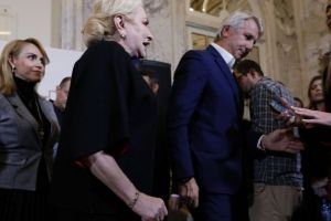 Lupte dure pentru şefia partidului  Urmează tradiţionala noapte a cuţitelor lungi în PSD. Baronii pregătesc debarcarea Vioricăi Dăncilă.