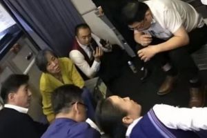 VIDEO Un doctor a salvat viata unui pasager de la bordul unui avion sugandu-i urina direct din vezica timp de 40 de minute