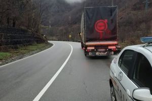 FOTO Tir defect pe Valea Oltului – Trafic îngreunat în zonă