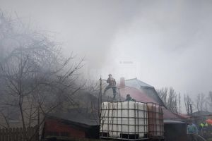 Aproape două ore s-au chinuit pompierii să stingă un incendiu la o gospodărie din Satu Mare