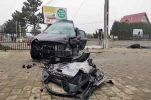 Accident rutier grav, cu două persoane încarcerate, la ieşirea din municipiul Rădăuţi