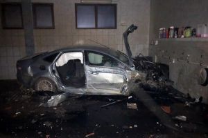 Au rupt un gard de fier, au retezat un stâlp din şină de cale ferată şi s-au oprit în ...