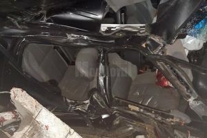 Un tânăr fără permis a rupt cu maşina un stâlp de beton şi a ajuns în stare gravă la spital