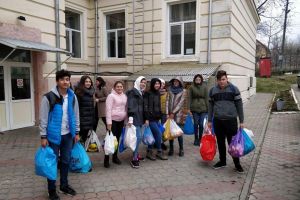 Acţiunea de voluntariat „O faptă bună cu un fruct şi o legumă” a elevilor de la Liceul ...