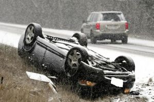 La un pas de tragedie. Un bărbat din Câmpeni a pierdut controlul volanului şi s-a răstrunat cu maşina