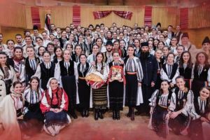 Concert de colinde tradiţionale în Sibiu – Tinerii transmit emoţia Crăciunului la început de iarnă