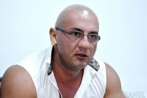 Interlopul Răzvan Parfene a ajuns în arest: A smuls un telefon scump din mâna unui orădean şi a fugit cu maşina, şofând fără permis