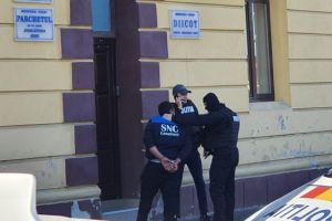 FOTO Hoţul care a spart aparate de cafea în Șelimbăr a furat şi din Sibiu