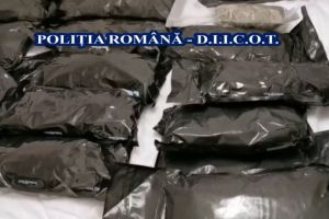 DIICOT: Barbati, retinuti pentru trafic de droguri de mare risc (galerie foto)