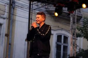 INTERVIU cu Alex Pintecan, tânăr solist de muzică uşoară