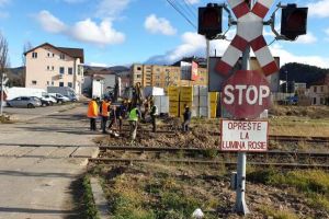 FOTO O trecere la nivel cu calea ferată din judeţ este modernizată