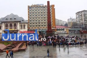 FOTO-VIDEO: 600 de persoane au participat alături de poliţişti la „Ziua Internaţională pentru Eliminarea Violenţei asupra Femeilor”