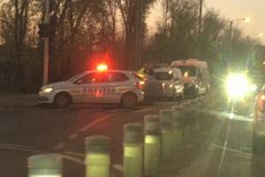 Bărbat la spital după ce a fost lovit de maşină pe trecerea de pietoni, la intrare în Dumbrăviţa