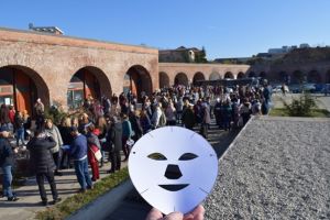 Sute de persoane, cu mască, într-un marş mut prin Timişoara, împotriva violenţei asupra femeilor