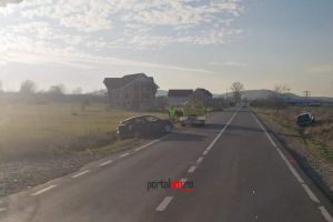 FOTO. Impact între două autoturisme, în judeţul Satu Mare. Una dintre maşini a ajuns în şanţ
