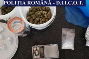 Traficanti de droguri din Prahova, calcati de mascati. Ce au gasit politistii la domiciliile acestora