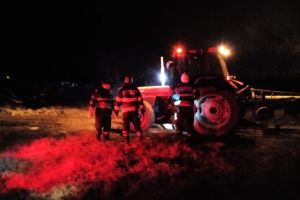 Intervenţie a pompierilor militari, după ce un tractor în care se aflau două persoane a rămas blocat în albia râului Vedea
