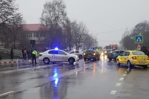 FOTO Accident pe trecerea de pietoni din Botoşani. O persoană a fost rănită UPDATE