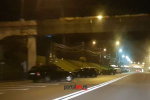 FOTO. Atenţie la pasarelele din Centrul Nou. Bucăţi de tencuială au căzut pe drum