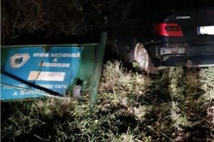 Accident rutier grav in judetul Tulcea. O tanara a intrat cu masina intr-un indicator de semnalizare   