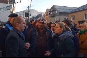 Protestele continuă la Șanţ. Numeroşi părinţi cer să nu i se permită profesorului agresiv întoarcerea la ore