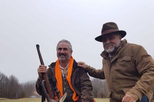 Lângă ce animal împuşcat, deşi e ocrotit prin lege, şi cu ce vânător apare omul de afaceri Pavel Sângeorzan