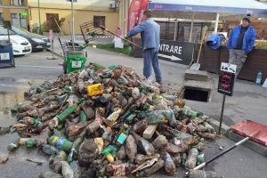 Foto. Canalul Timiş îngropat în gunoaie. Apel la bunul simţ al cetăţenilor