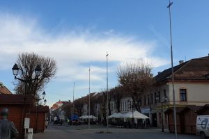 Pregătiri pentru aprinderea luminilor de sărbători şi deschiderea Târgului de Crăciun