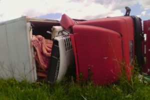 Șoferul băut al unei autoutilitare s-a răsturnat cu maşina după ce a provocat un accident