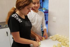 Elevii şcolii din Salcea au fost, pentru câteva ore, hair stylişti, brutari-patiseri, ...