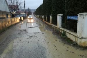 Refacerea cu balast a străzilor „de pământ”, necesară, în prag de iarnă