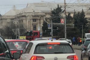 Si toata lumea in cor: M..e, Dobre! Trafic paralizat in centrul Ploiestiului. Un camion a blocat Bulevardul pentru ca...