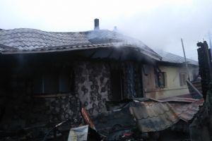 Intervenţie dificilă a pompierilor la Drăgăneşti/Aproape trei ore s-au luptat cu flăcările pentru a lichida un incendiu izbucnit la o gospodărie din localitate