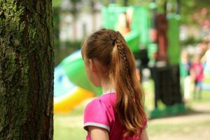 Caz înfiorător de pedofilie în România! O fetiţă de 10 ani a fost răpită de pe stradă şi violată de doi bărbaţi