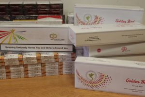 Bărbat prins de jandarmi în timp ce încerca să vândă două plase cu ţigări de contrabandă