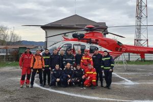 FOTO. Elicopterul SMURD, la Luna Șes. Pregătiri pentru deschiderea pârtiei