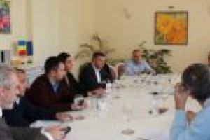 Bacul pe Dunăre nu rămâne împotmolit la mal! Vecinii sârbi vor primi pontonul Baziaş 2 în folosinţă gratuită