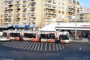 Accident în staţia de tramvai din faţa Pieţei Rogerius din Oradea: Un bărbat a căzut şi s-a lovit de vehiculul în mişcare