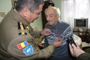 Colonel (r.) Constantin Zavati, în vârstă de 96 de ani, decorat de Colegiul Militar