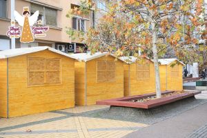 FOTO. Târgul de Crăciun | A început montarea căsuţelor pe Pasajul Coposu